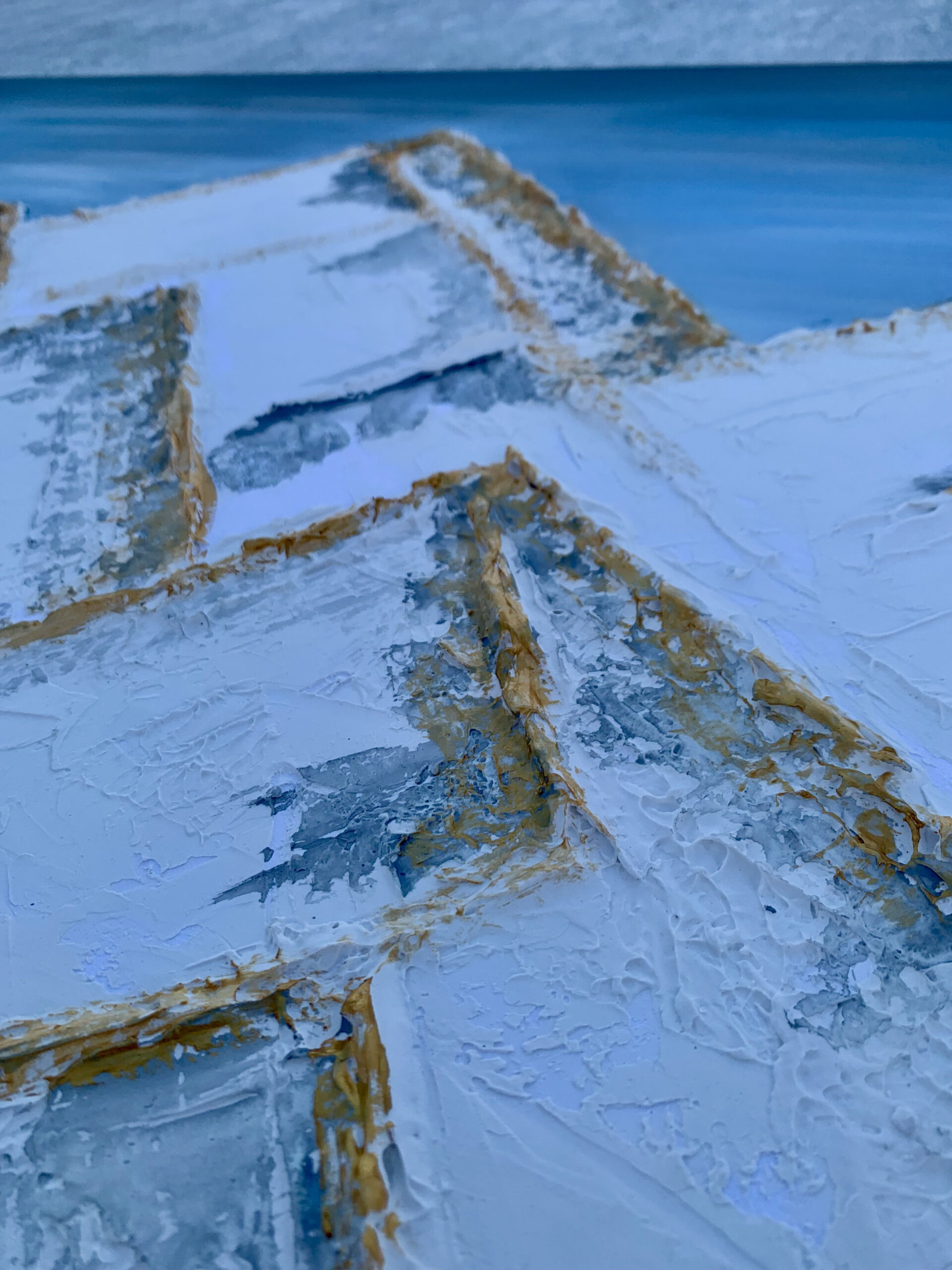 Pintura de montañas nevadas con textura - Imagen 2