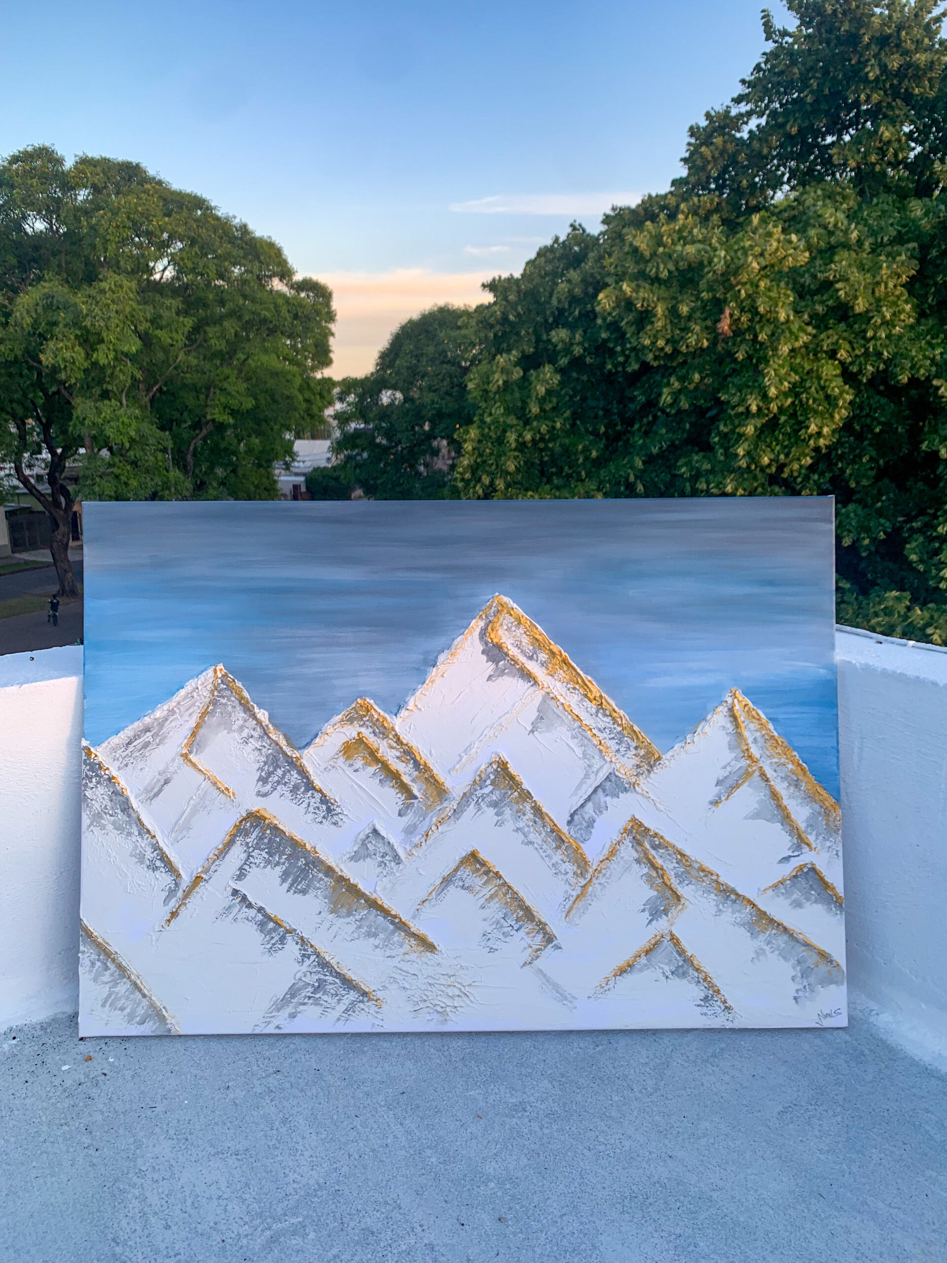 Pintura de montañas nevadas con textura - Imagen 3