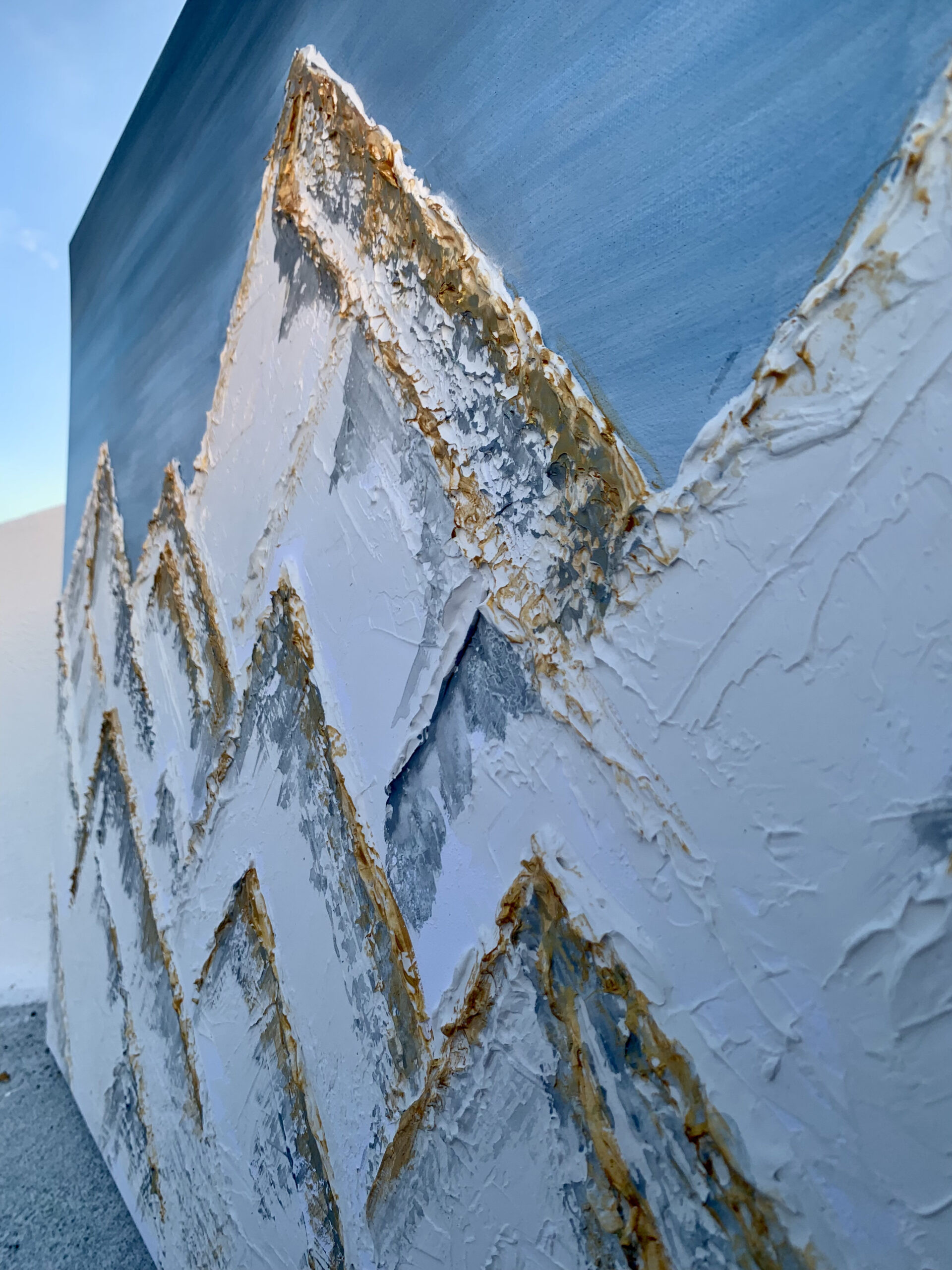 Pintura de montañas nevadas con textura - Imagen 4